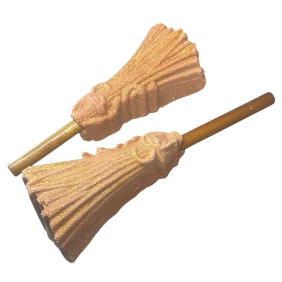 Lush x Wicked Bundle: 2x Elphaba’s Broomstick Reusable Bubble Bath Floral Rose - Picture 9 of 10